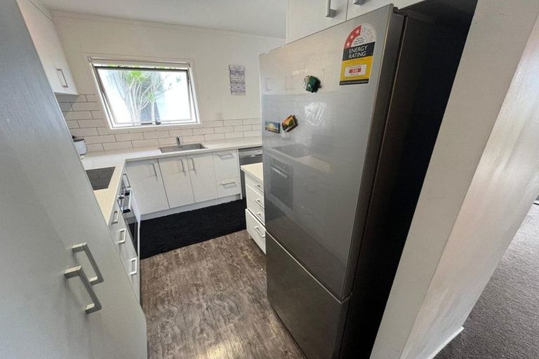 Photo of property in 2/56 Te Atatu Road, Te Atatu South, Auckland, 0610