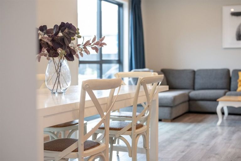 Photo of property in 2 Madden Avenue, Kumeu, 0810