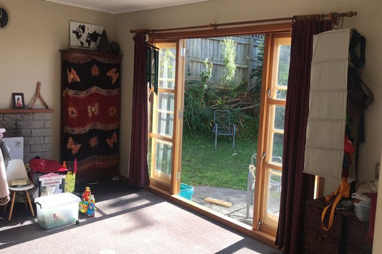 Photo of property in 11 Innes Way, Newlands, Wellington, 6037