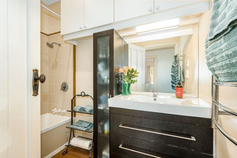 Photo of property in 30 Lucknow Terrace, Khandallah, Wellington, 6035