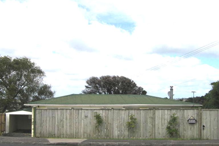 Photo of property in 3/27-31 Target Road, Totara Vale, Auckland, 0629