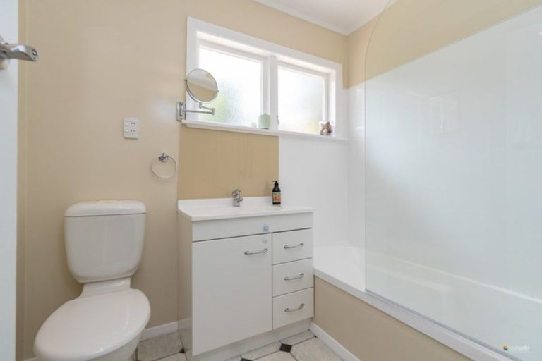 Photo of property in 19 Vista Crescent, Maoribank, Upper Hutt, 5018