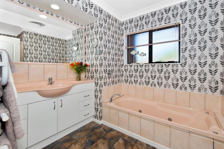 Photo of property in 2/27 Queen Street, Papakura, 2110