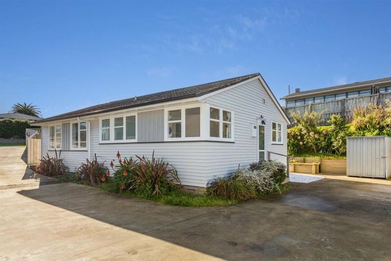 Photo of property in 51 Kapiti Crescent, Titahi Bay, Porirua, 5022