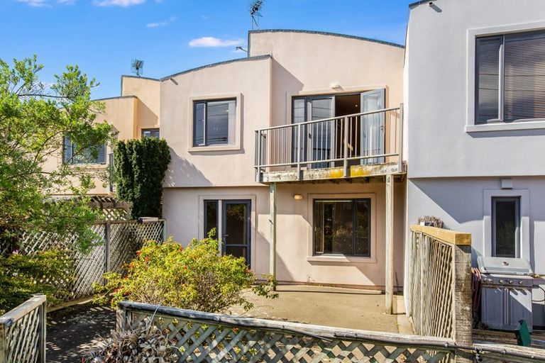 Photo of property in 14 Marina View, Paremata, Porirua, 5026