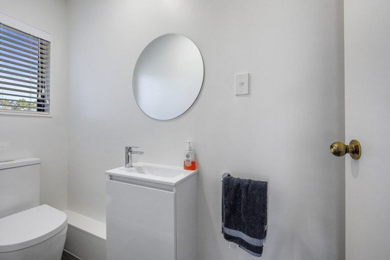 Photo of property in 8 Owl Court, Unsworth Heights, Auckland, 0632