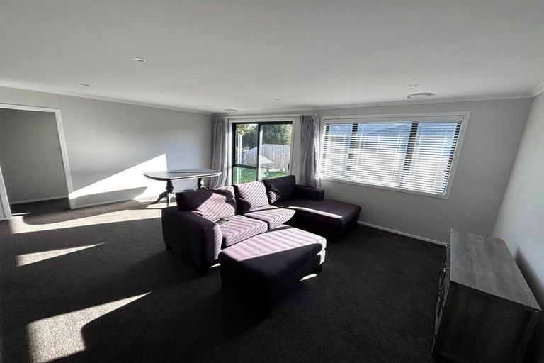 Photo of property in 5 Rewarewa Way, Timberlea, Upper Hutt, 5018