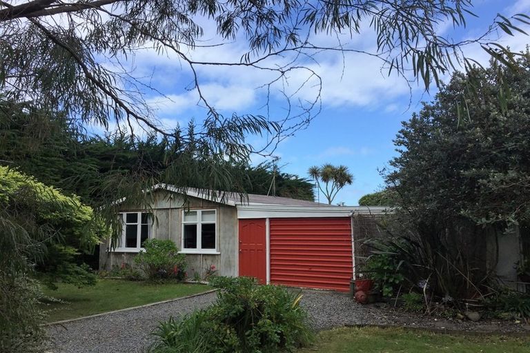 Photo of property in 19 Huiawa Street, Waikanae Beach, Waikanae, 5036