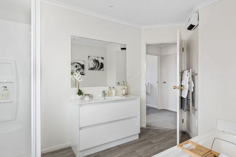 Photo of property in 3 Chesterfield Way, Orewa, 0931