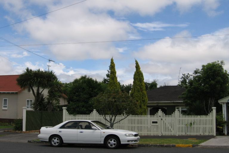 Photo of property in 18 Premier Avenue, Point Chevalier, Auckland, 1022