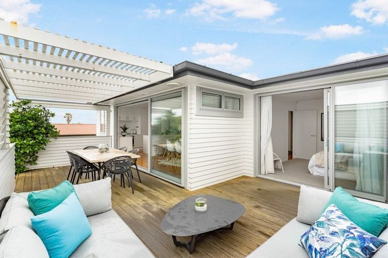 Photo of property in 38 Exmouth Road, Northcote, Auckland, 0627