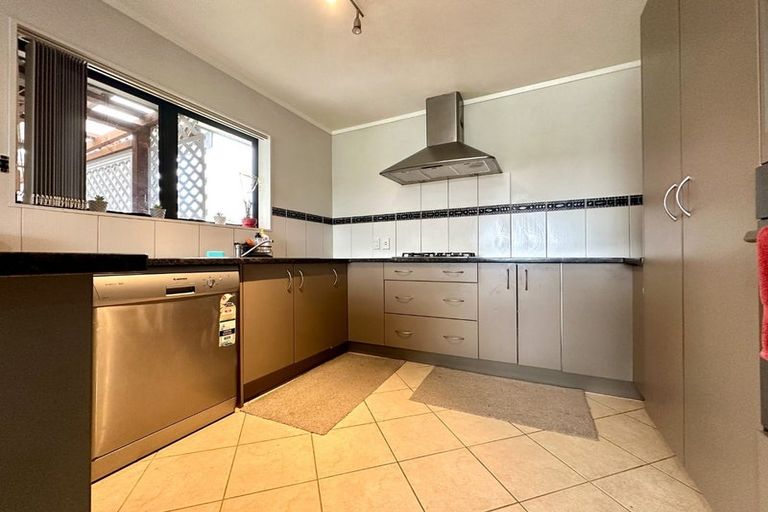 Photo of property in 60a Donovan Avenue, Massey, Auckland, 0614