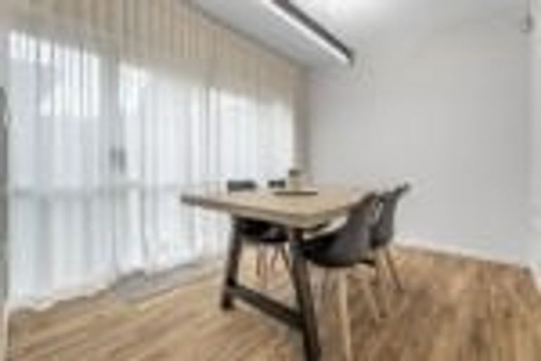 Photo of property in 1/2 Edwards Avenue, Henderson, Auckland, 0610