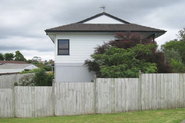 Photo of property in 8 Madigan Place, Glendene, Auckland, 0602