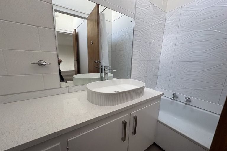 Photo of property in 3/109a Te Atatu Road, Te Atatu South, Auckland, 0610