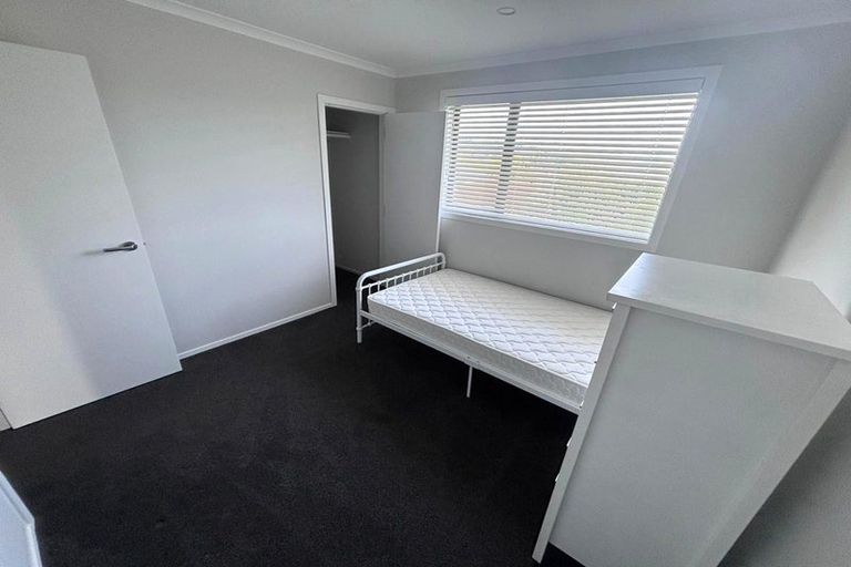 Photo of property in 5 Rewarewa Way, Timberlea, Upper Hutt, 5018