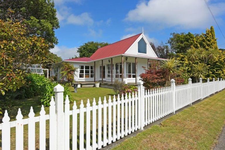 Photo of property in 3 Kapuranga Grove, Stokes Valley, Lower Hutt, 5019