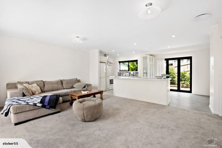 Photo of property in 2/56 Oaktree Avenue, Browns Bay, Auckland, 0630