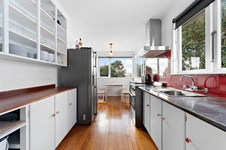 Photo of property in 97 Sunnyside Road, Sunnyvale, Auckland, 0612