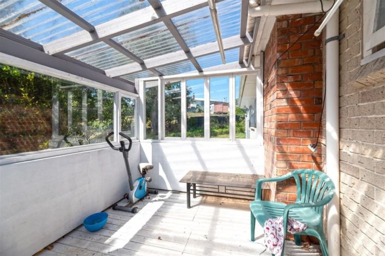 Photo of property in 5 Griffiths Place, Te Atatu South, Auckland, 0610