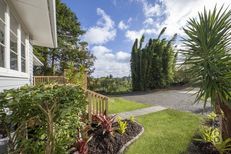 Photo of property in 407a Main Road, Huapai, Kumeu, 0810