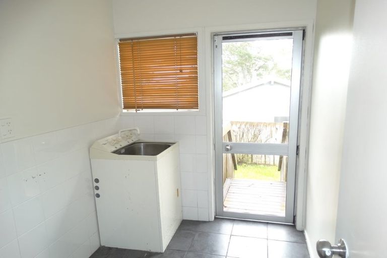 Photo of property in 4/23 Luckens Road, West Harbour, Auckland, 0618