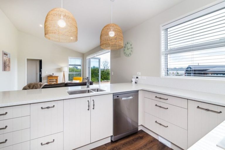 Photo of property in 1 Peregrine Place, Kinloch, Taupo, 3377