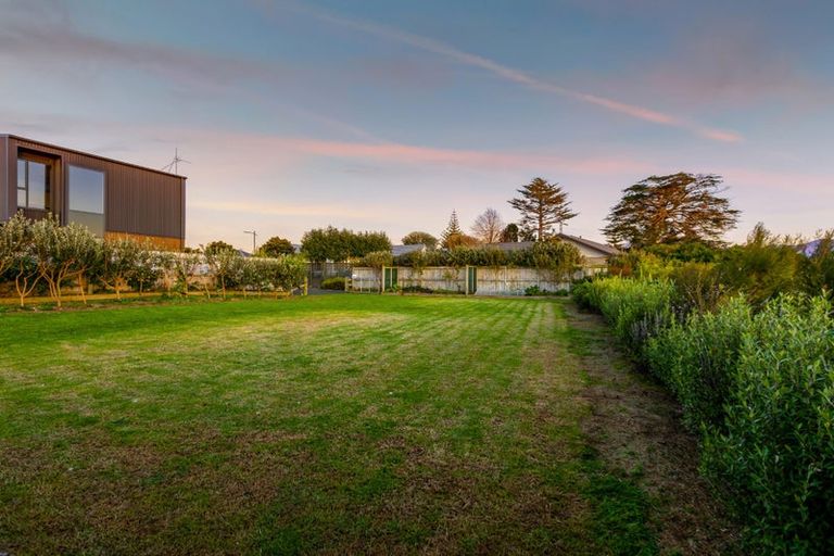 Photo of property in 20 Aderman Place, Hurworth, New Plymouth, 4310