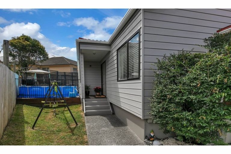 Photo of property in 1/38 Sailfish Drive, West Harbour, Auckland, 0618