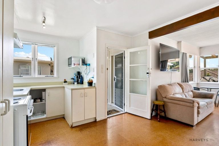 Photo of property in 15 Cliff View Drive, Green Bay, Auckland, 0604