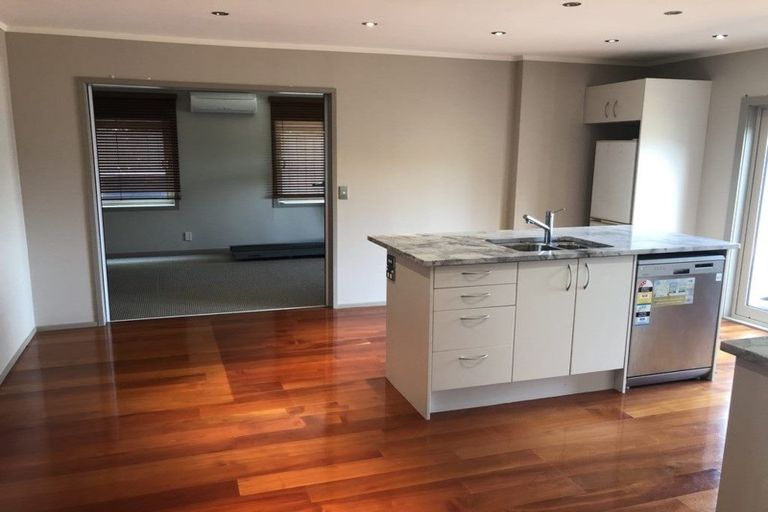 Photo of property in 8 Garmons Way, Castor Bay, Auckland, 0620