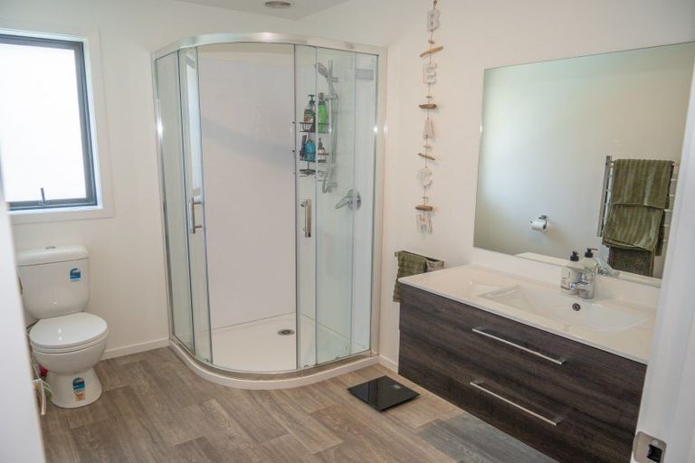 Photo of property in 24 Dudley Crescent, Cable Bay, 0420