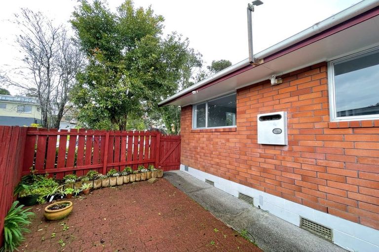 Photo of property in 2/82 Moore Street, Hillcrest, Auckland, 0627
