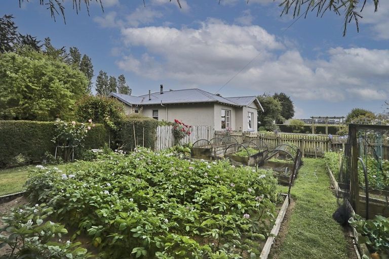 Photo of property in 1000 Lochiel-branxholme Road, Branxholme, Invercargill, 9874