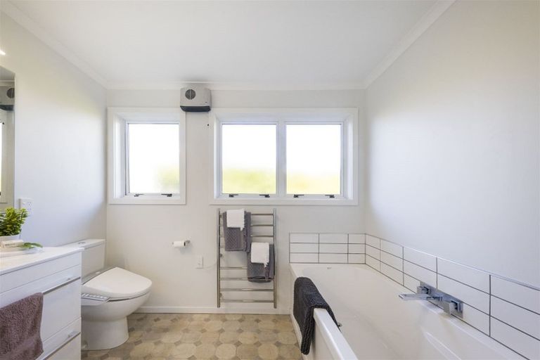 Photo of property in 35 Abraham Crescent, Milson, Palmerston North, 4414