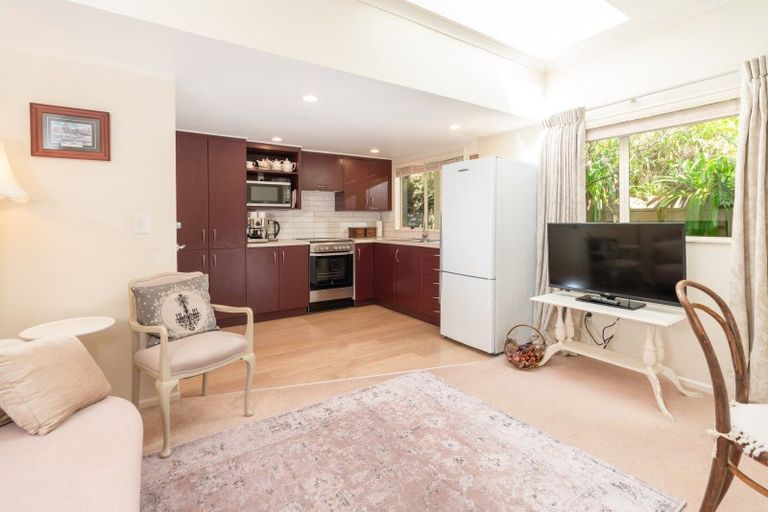 Photo of property in 2 Derry Hill, Churton Park, Wellington, 6037