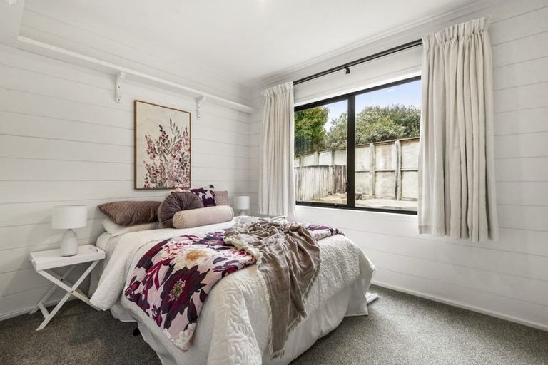 Photo of property in 2/21 Tahu Crescent, Sunnynook, Auckland, 0620