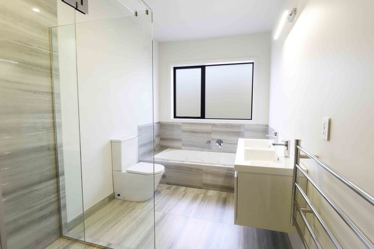 Photo of property in 42 Sardinia Grove, Fitzherbert, Palmerston North, 4410