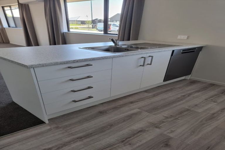 Photo of property in 2 Cabbage Close, Halswell, Christchurch, 8025