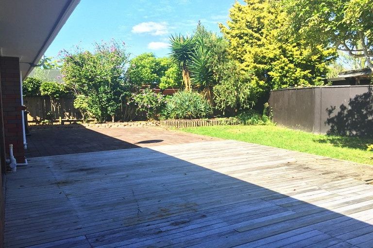 Photo of property in 24 Jillteresa Crescent, Half Moon Bay, Auckland, 2012