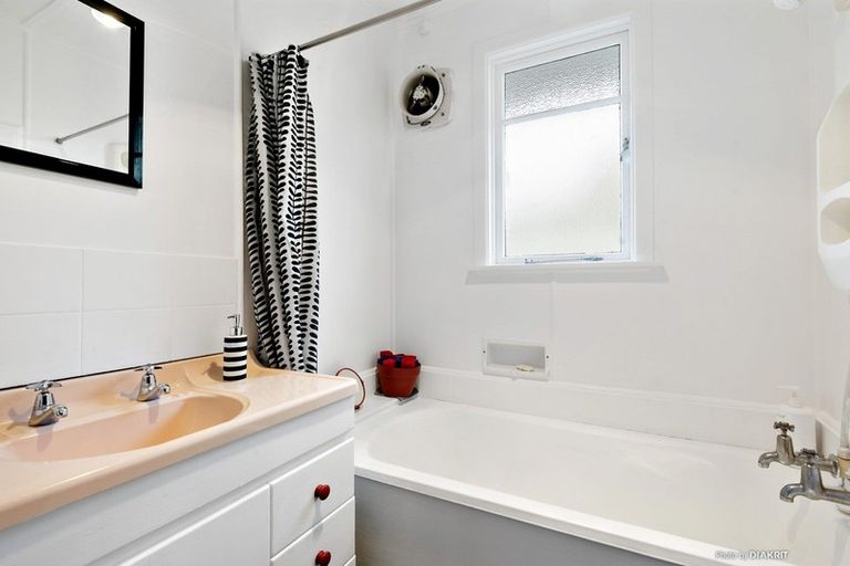 Photo of property in 22 Kenmore Street, Newlands, Wellington, 6037