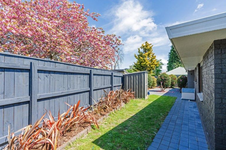 Photo of property in 2/7 Kathleen Place, Rainbow Point, Taupo, 3330