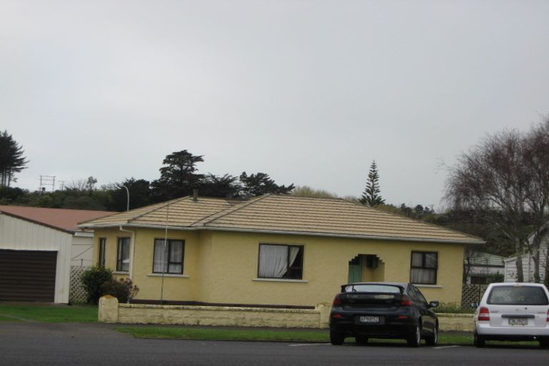 Photo of property in 12 Queen Street, Waitara, 4320