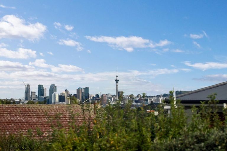 Photo of property in 1/8 Fowler Street, Northcote, Auckland, 0627