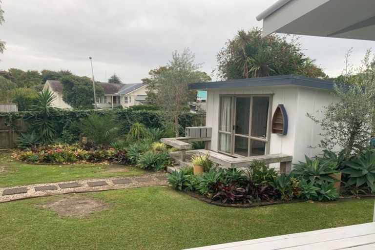 Photo of property in 18 Walton Street, Red Beach, 0932