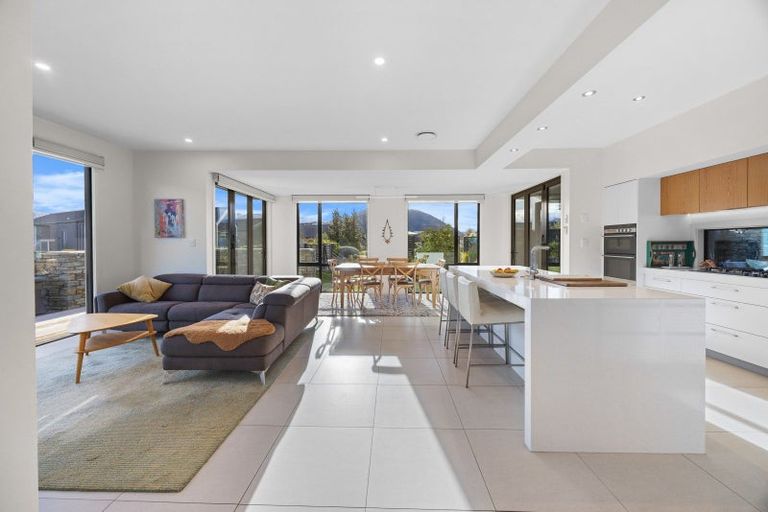 Photo of property in 5 Valley Crescent, Wanaka, 9305