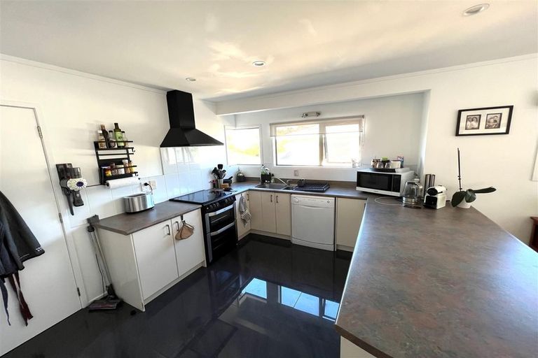 Photo of property in 2/287 Vipond Road, Stanmore Bay, Whangaparaoa, 0932