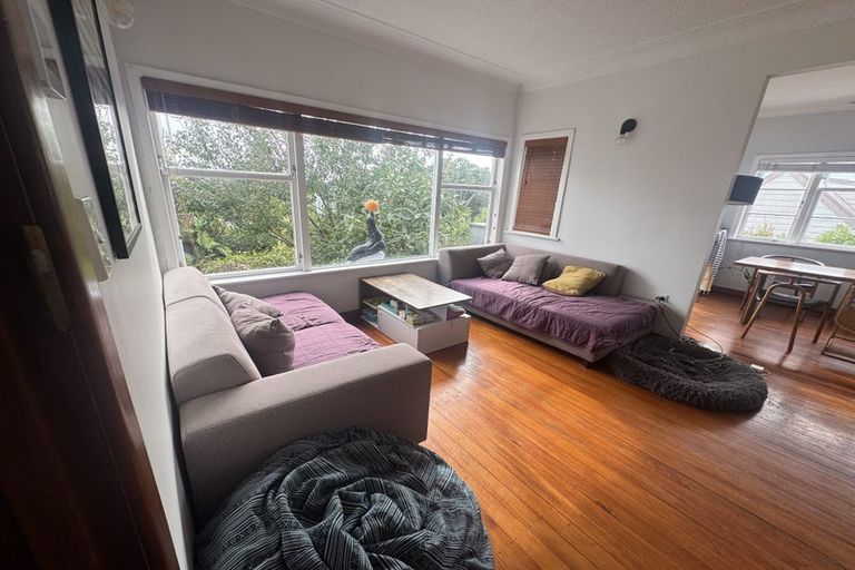 Photo of property in 1/2 Riverview Road, New Lynn, Auckland, 0600