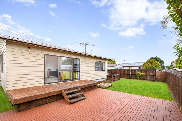 Photo of property in 2a Rixon Place, Te Atatu Peninsula, Auckland, 0610