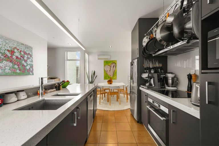 Photo of property in 10 Fallowfield Avenue, Mount Victoria, Wellington, 6011